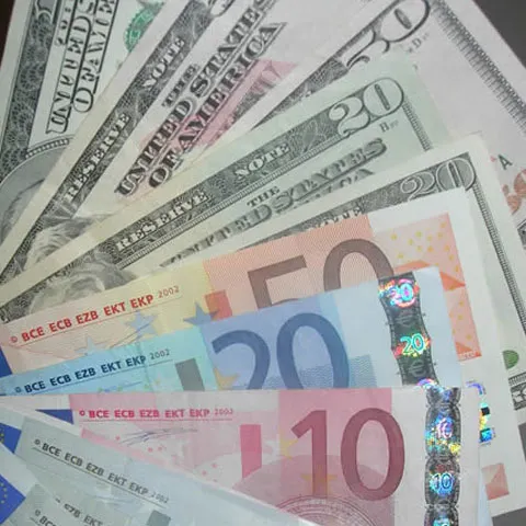 Românii din Spania au trimis mai mulţi bani în ţară în 2008 decât în 2007