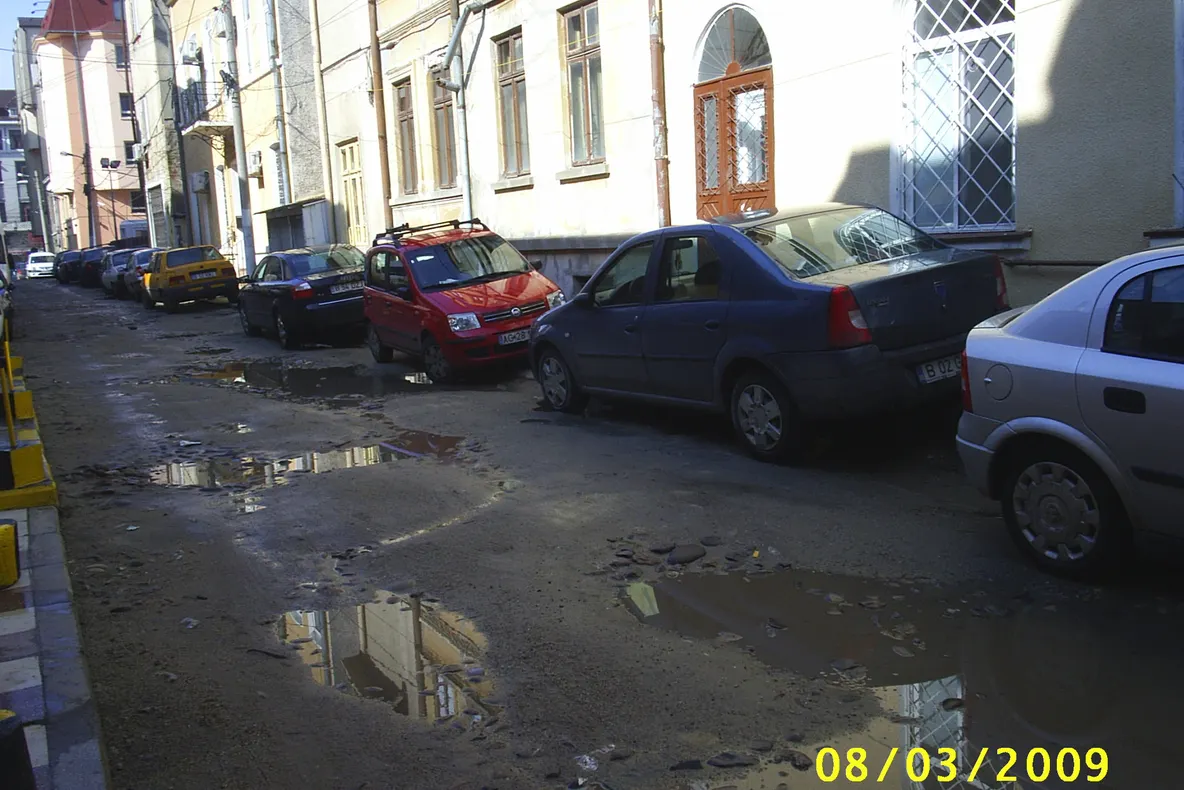 Gropi pe strada Mavrogheni din Capitală