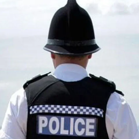 Un poliţist britanic a fost suspendat pentru că a lovit un protestatar