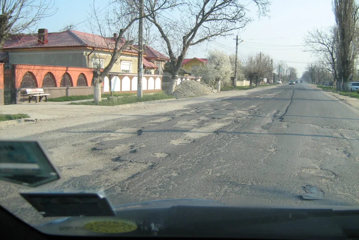 Șoseaua din Adunații Copăceni într-o stare deplorabilă