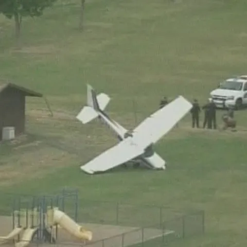 Un avion a aterizat forţat pe terenul de joacă al unei şcoli 