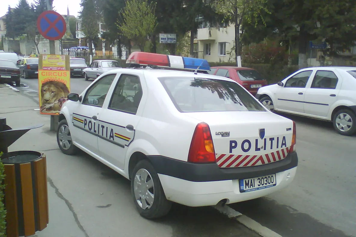 Maşina poliţiei parcată neregulamentar