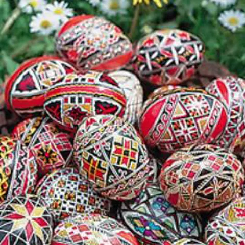 Femeile din satul gorjean Buzeşti au pregătit cozonaci şi ouă roşii 