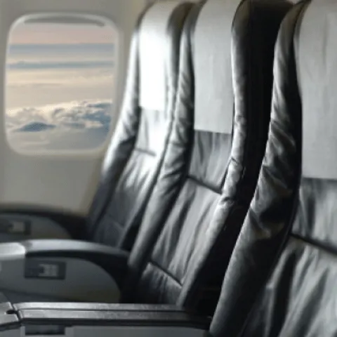 Culmea tupeului: un bărbat şi-a înşelat soţia care dormea lângă el