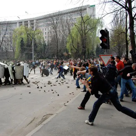 Chirtoacă: Comuniştii îi mint pe oficiali europeni, susţinând că vânătăile de pe corpurile protestatarilor sunt pictate
