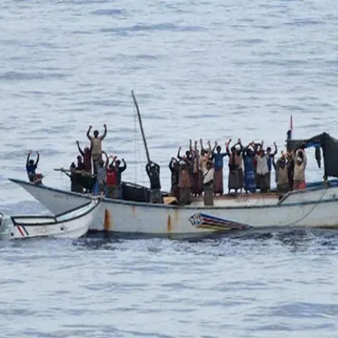 Forţele NATO au eliberat sâmbătă 20 de marinari sechestraţi în Golful Aden