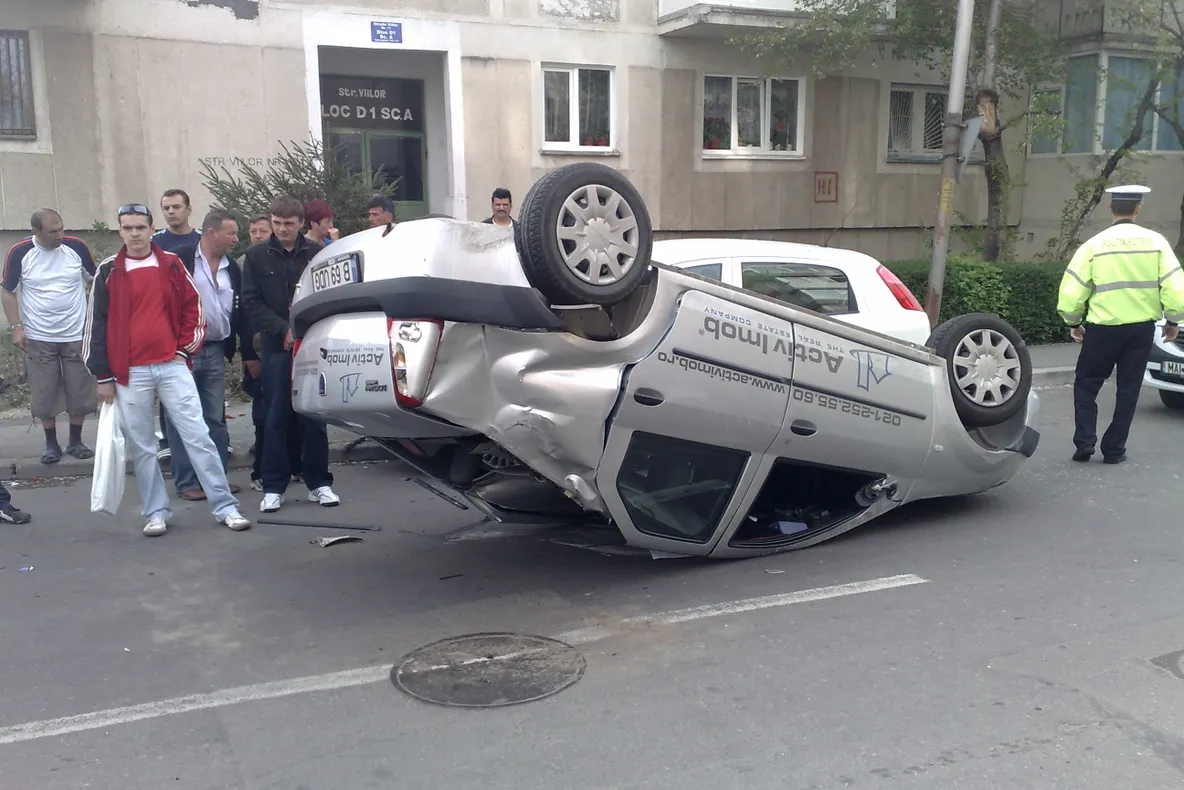 Accident în Piteşti, o maşină s-a răsturnat