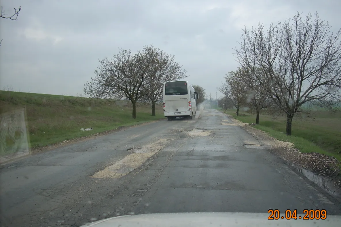Drumul care leagă localitatea Ciocârlia de oraşul Medgidia, drum bombardat - ne scrie un telespectator