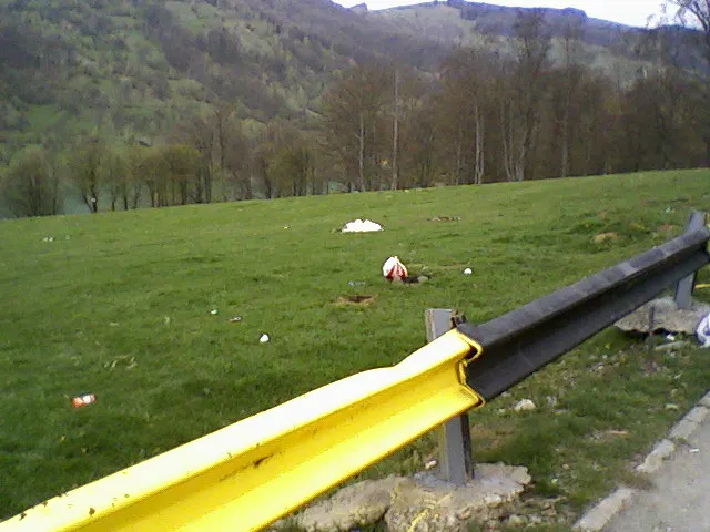 Barajul Paltinul - gunoaie lăsate de turişti