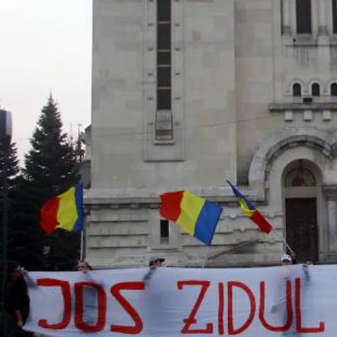 Tinere arestate la Chişinău, puse să facă flotări şi genuflexiuni dezbrăcate, în faţa poliţiştilor