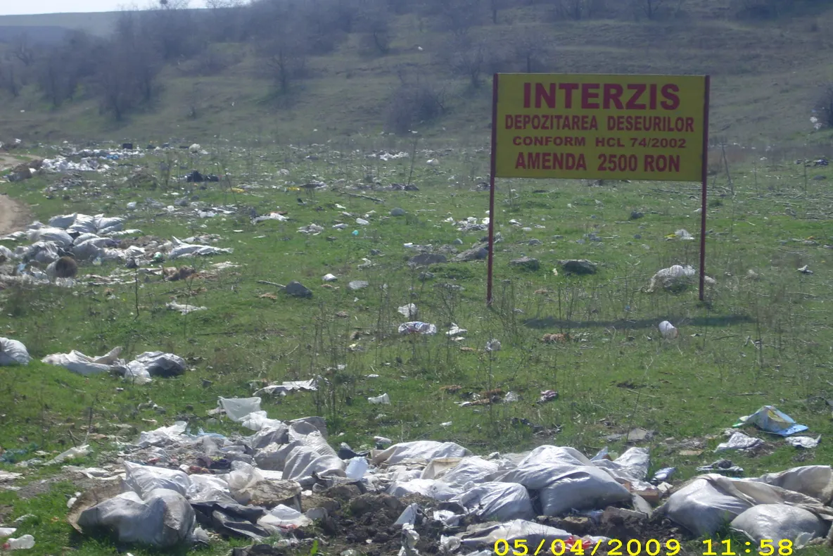 Gunoaie pe câmp, lângă pădure - Valea Nucarilor, judeţul Tulcea