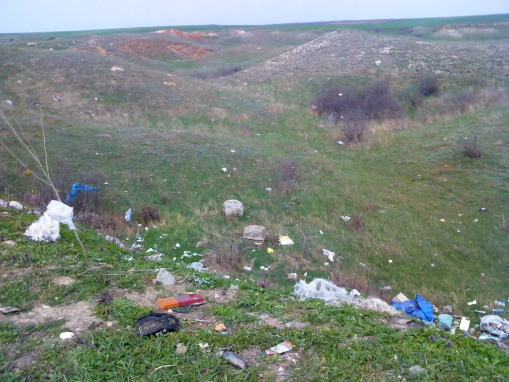 Gunoaie aruncate pe un câmp de lângă Mangalia