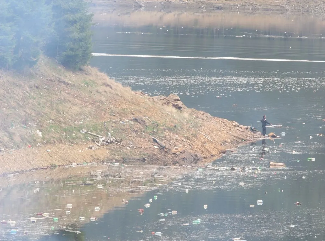 Lacul Beliş plin de peturi