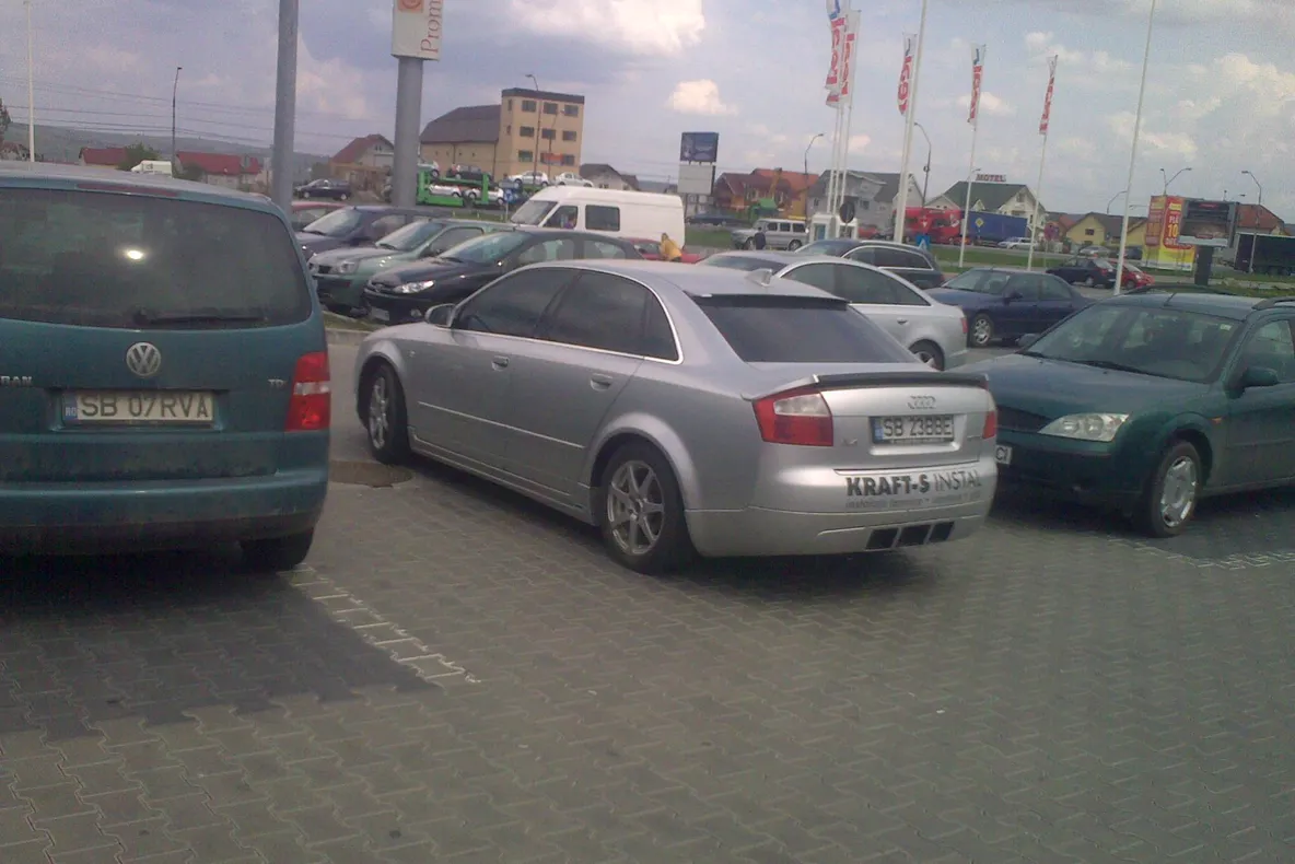 Locuri de pracare destule, dar şoferii tot parchează neregulamentar