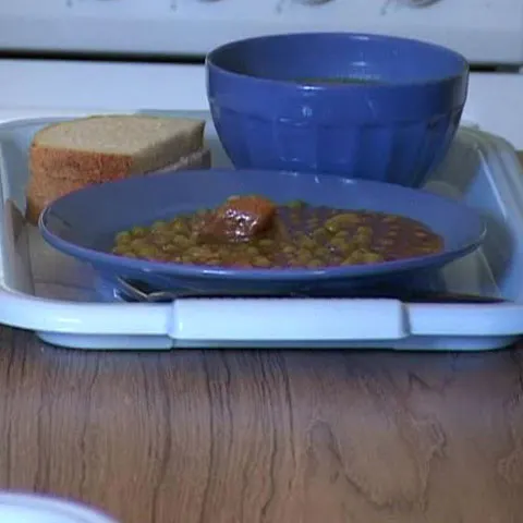 Pensionarii cu venituri mici din Târgu-Mureş pot mânca gratis o masă caldă 