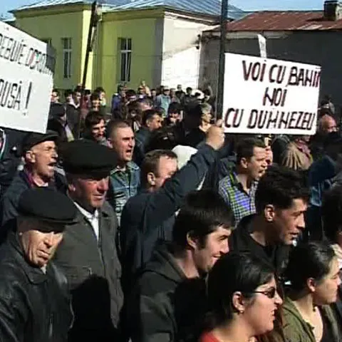 Localnicii din Măgureni au protestat în faţa Primăriei, din cauza unei cariere de piatră