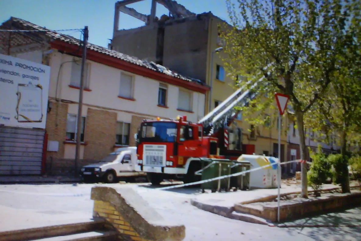 Un om a murit în urma unei deflagraţii şi două persoane au fost grav rănite
