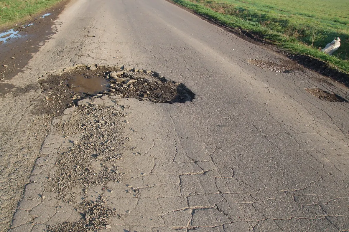 Gropi imense pe DN 211 din judeţul Brăila