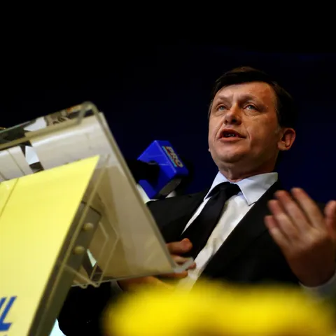 Antonescu spune că îl aşteaptă pe Geoană să semneze moţiunea de cenzură a PNL