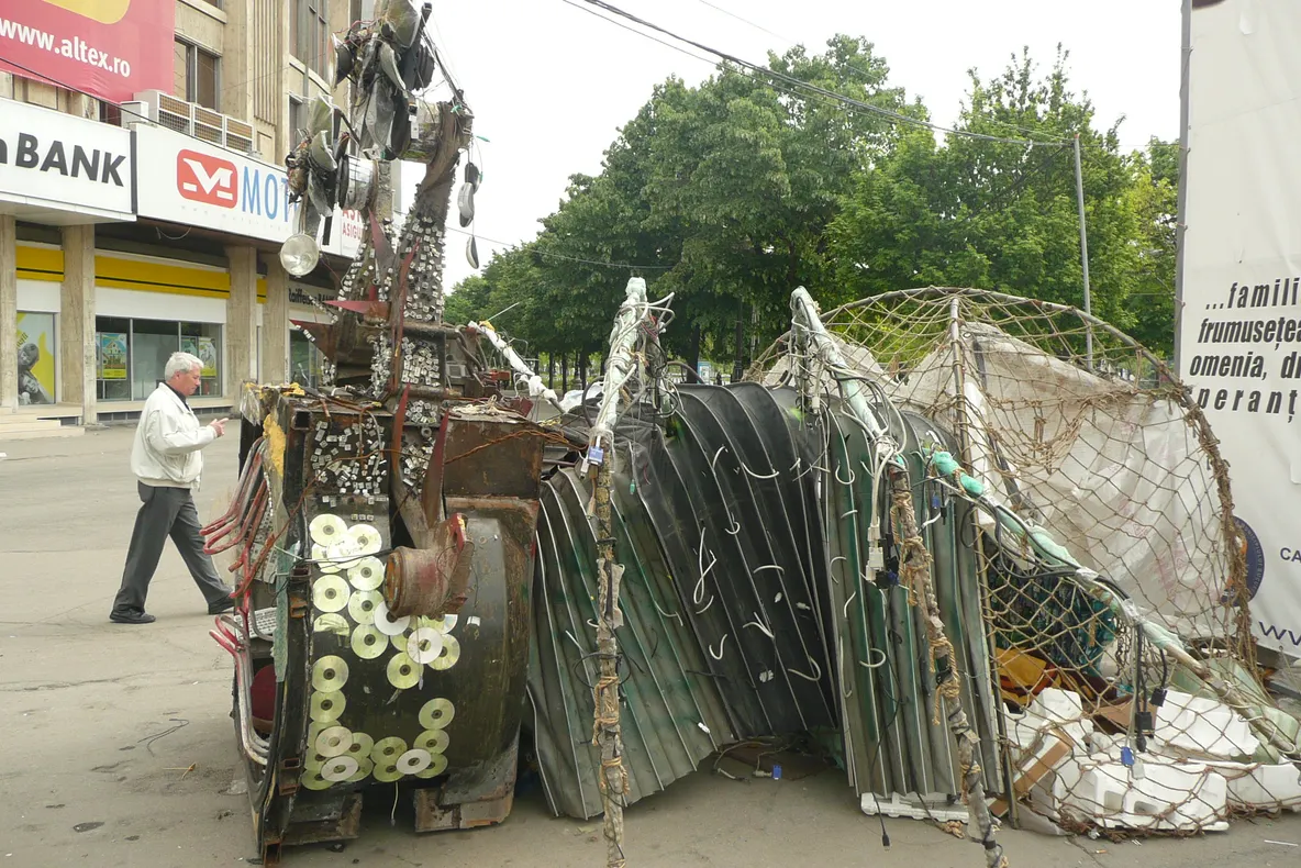 Monumentul ignoranţei, zona piaţa Unirii din Capitală