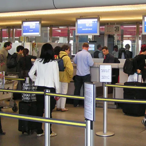 Zeci de români sunt blocaţi pe aeroportul din Treviso, Italia