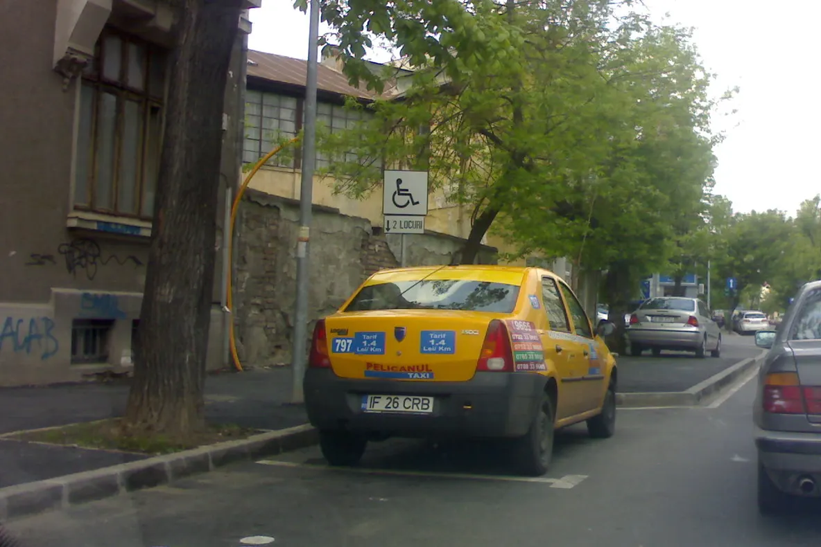 Taxi parcat pe locurile destinate persoanelor cu dizabilităţi