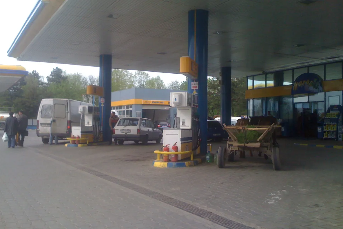Cu căruţa la benzinărie