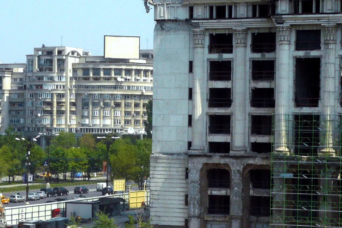 Excavatorul deasupra viitoarei biblioteci naţionale