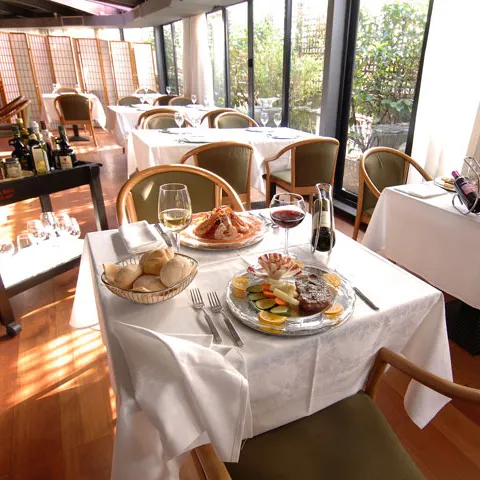 Franţa ajută patronii de restaurante să facă faţă crizei şi reduce valoarea TVA
