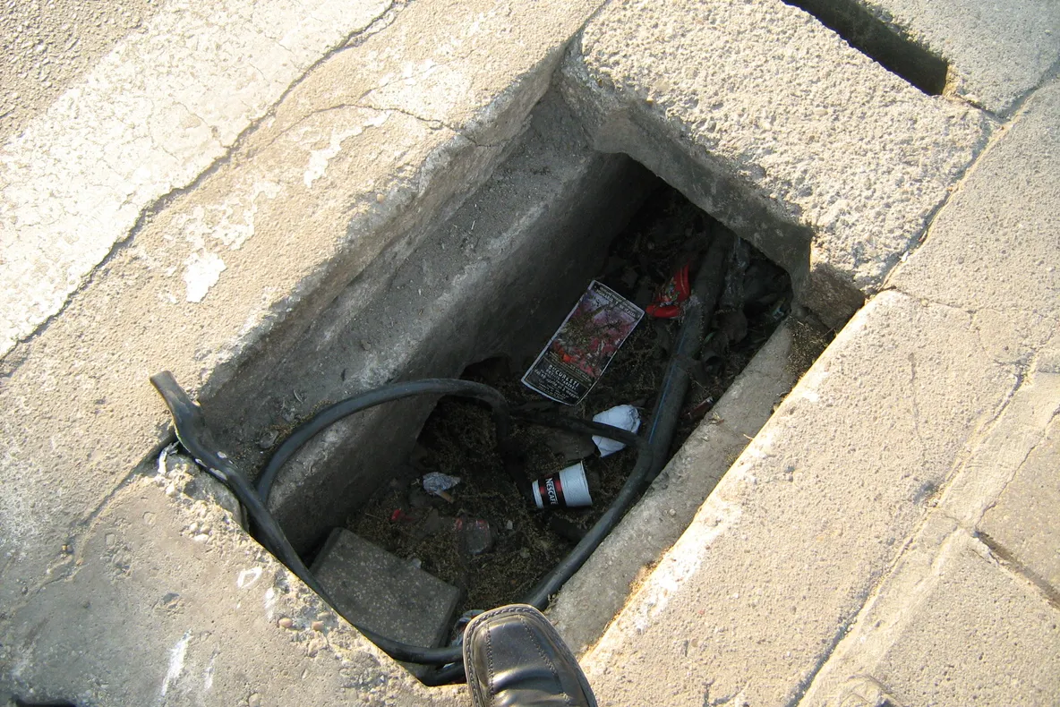 Gaură în asfalt în mijlocul capitalei