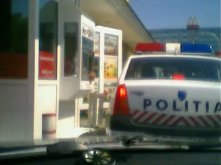 Maşina de poliţie la McDrive