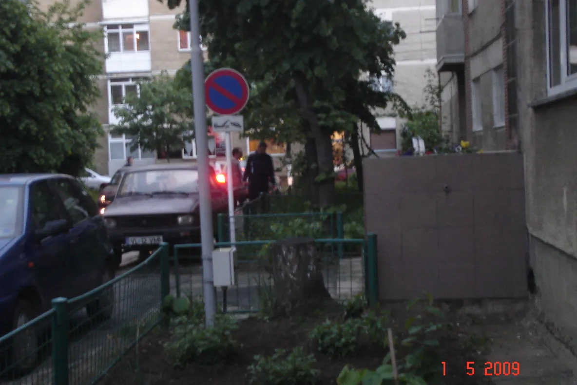 Atac armat asupra unei persoane care repara o maşină
