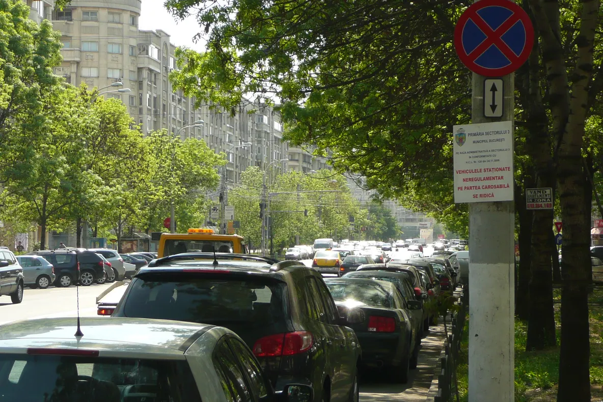 Aşa se parchează pe Bd. Decebal