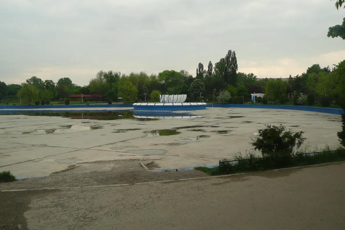 Lacul din parcul Drumul Taberei fără apă de 1 Mai