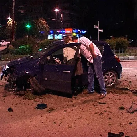 Un tânăr a dărâmat un semafor după ce s-a urcat băut la volan 