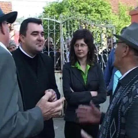 Credincioşii din Săvârşin nu îl vor pe preotul desemnat de Episcopie 