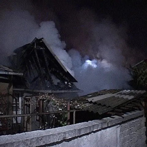 Patru case au ars duminică noapte în Bucureşti în urma unui incendiu 
