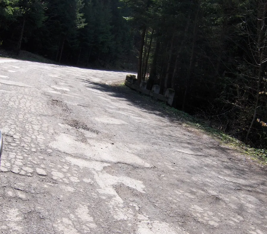 Drumul spre o importantă destinaţie turistică este plin de gropi