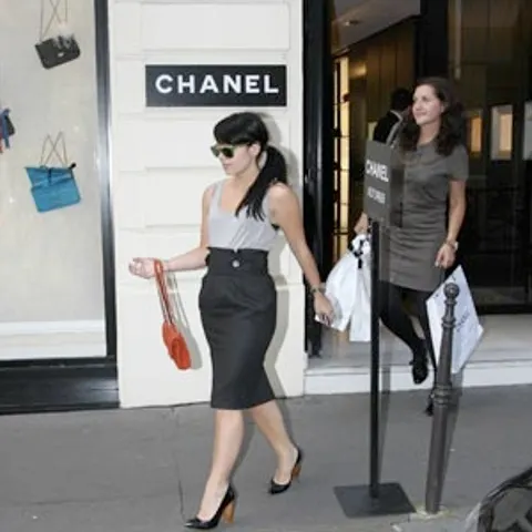 Lily Allen, curtată de Chanel