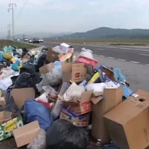 DN1, îngropat în gunoaie cu ocazia zilei de 1 mai