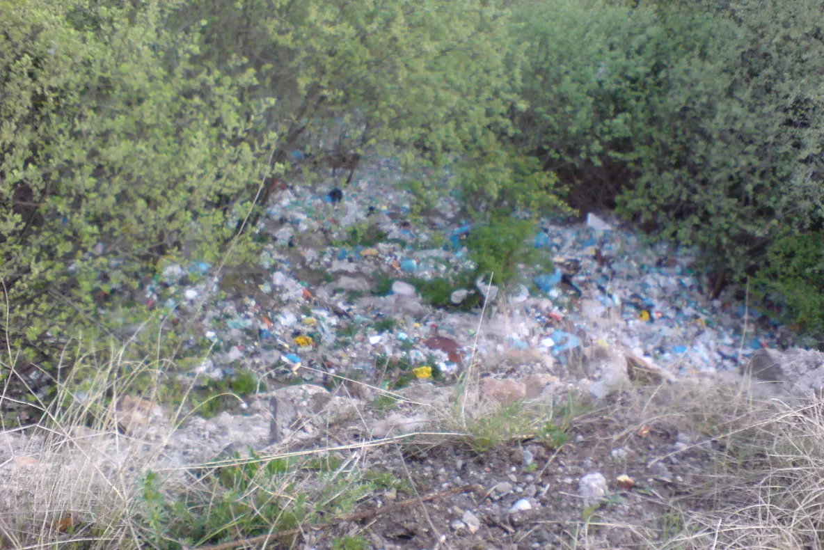 Gunoaie lăsate în urmă de turişti în munţii Apuseni