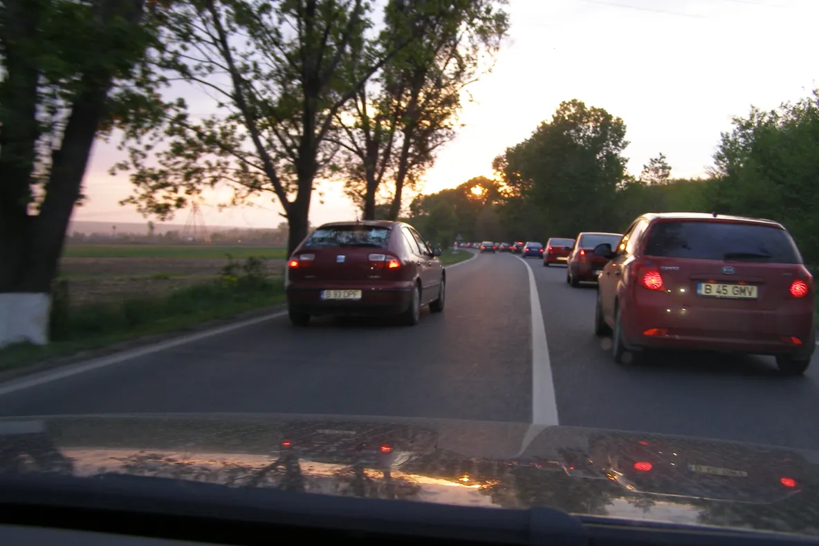 Depăşirea coloanei de maşini pe linie continuă, sfidare pentru cei care aşteaptă în trafic