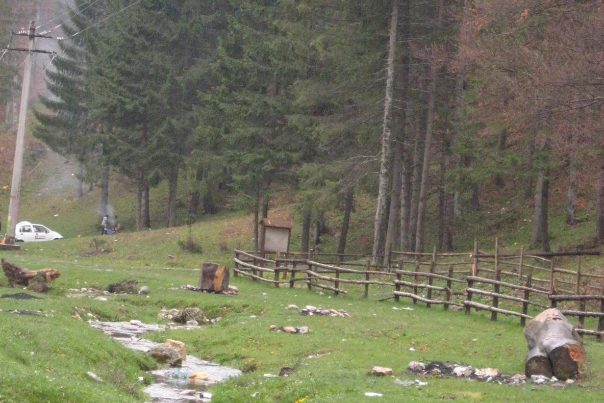Ce lasă în urmă turiştii - rezervaţia  Piatra Craiului