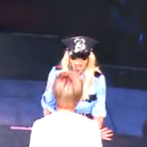Un fan a urcat pe scenă la un concert susţinut de Britney Spears 