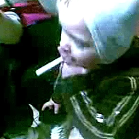 O fetiţă de doar trei ani din Bucureşti fumează, încurajată de familie