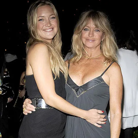 La 63 de ani, Goldie Hawn alege decolteul generos