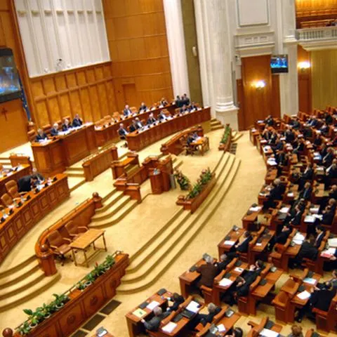 Parlamentul va dezbate, miercurea viitoare, moţiunea de cenzură PNL-UDMR