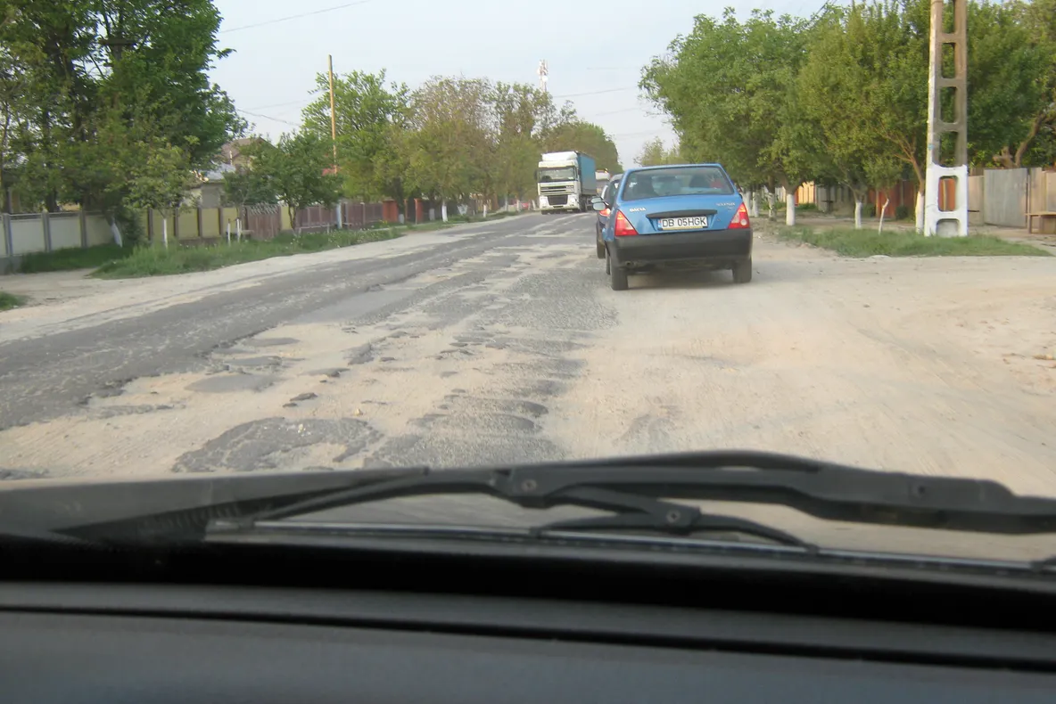 Şoseaua din Adunaţii Copăceni este plină de gropi
