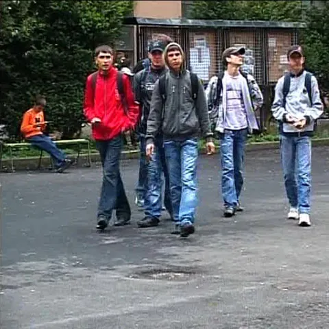 Sute de elevi din ţară au pierdut bursele sociale, întrucât Guvernul a redus plafonul de venit brut pe membru de familie