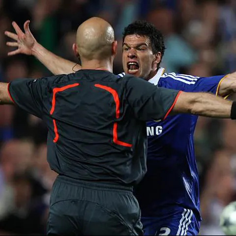 Guardiola: "Înţeleg furia jucătorilor de la Chelsea împotriva arbitrului"
